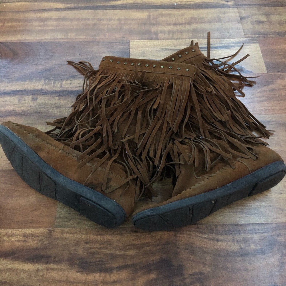 Fringe moccasin boots EUC